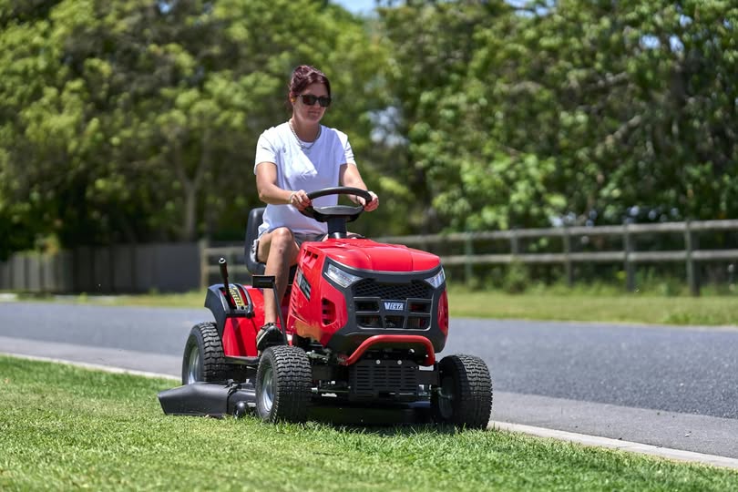 Victa VSX 42" Large Frame Garden Tractor - Image 6